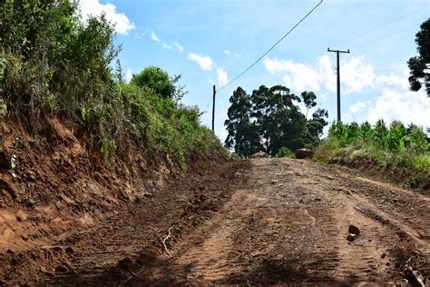 OBRA DE ALARGAMENTO DE VIA SENDO REALIZADA NO INTERIOR DO MUNICÍPIO