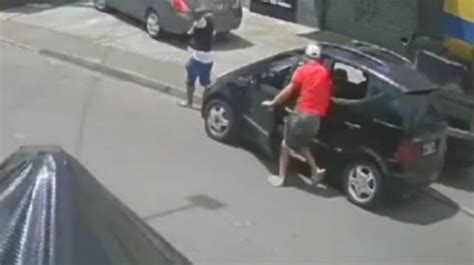 VÍDEO motorista esquece de puxar freio de mão e carro atropela pai e filho