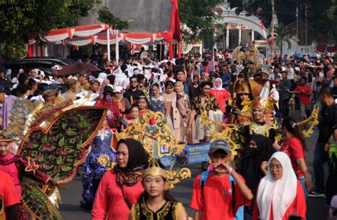 4000 Peserta Kirab Budaya Tumplek Di Jalan Veteran Kota Serang