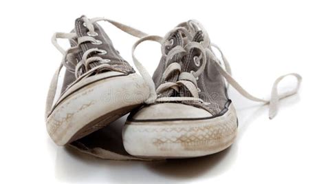 Un Par De Zapatos Desgastados Viejos De Los Deportes Imagen De Archivo