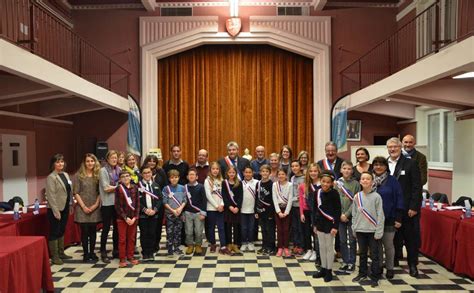 Remise des écharpes aux jeunes élus Le Petit Journal