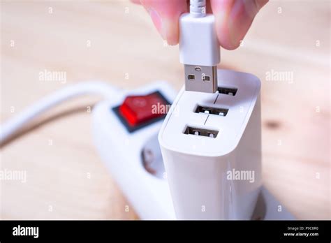 Conexión De Un Cable Usb Blanco Un Blanco Cargador Usb Que Está Conectado A Una Regleta De