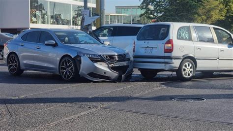 Mujer Resulta Herida Tras Fuerte Choque Cerca De Una Famosa Plaza