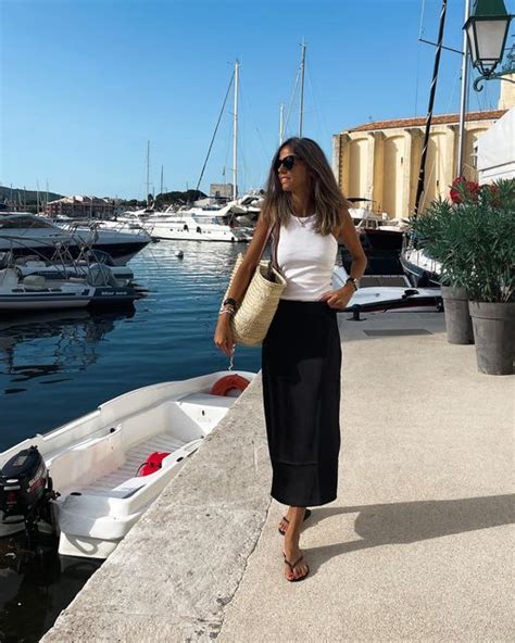 Parisian Girl Pulls Ootd Street Style Capri Pants Spring Summer