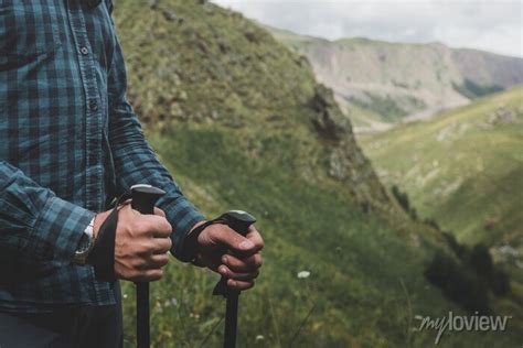 Viajante irreconhecível pólos trekking nas mãos viagem ao