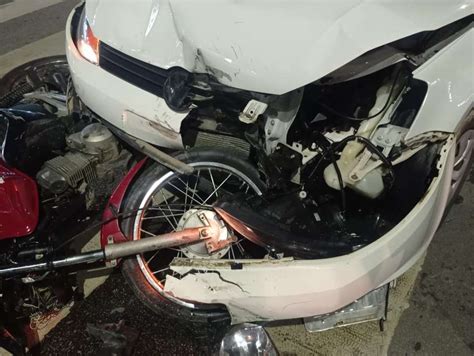 Motociclista Arremessado Ap S Colis O Ve Culo Que Fez Manobra