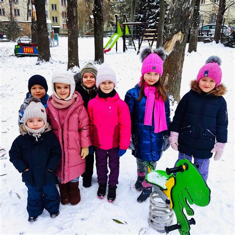 Zimowe Zabawy Na Niegu W Grupie Ii Przedszkole Montessori