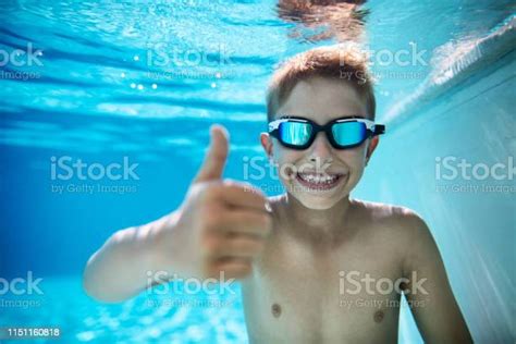 Anak Kecil Di Kolam Renang Menunjukkan Jempol Ke Atas Foto Stok Unduh