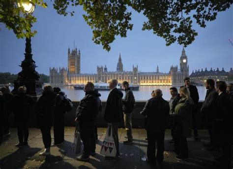 Dolientes Esperan Hasta Horas A Lo Largo De Londres Para Despedirse