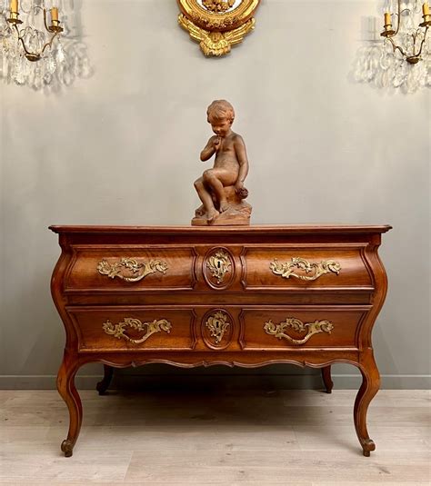 Proantic Commode Sauteuse De Forme Tombeau En Noyer D Epoque Louis XV