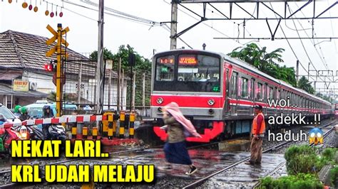 Hampir Aja Nekat Nerobos Perlintasan Saat Krl Mau Berangkat Youtube