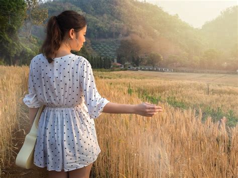 Mujer Con Ukelele Acariciando Algunas Espigas De Cebada Al Atardecer