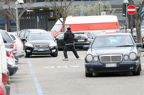 Guerra Ai Parcheggiatori Abusivi Ferrara Sceglie I Bodyguard