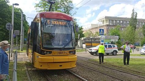 Warszawa Ratuszowa Zderzenie Rowerzysty I Tramwaju Utrudnienia W