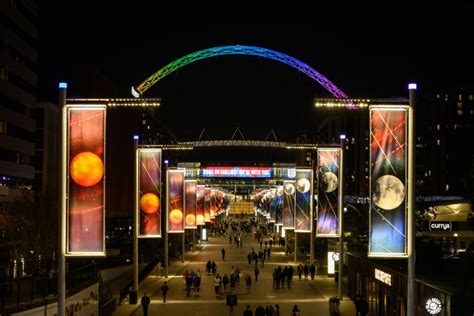 Stadionul Wembley Din Londra Luminat N Culorile Curcubeului Naintea