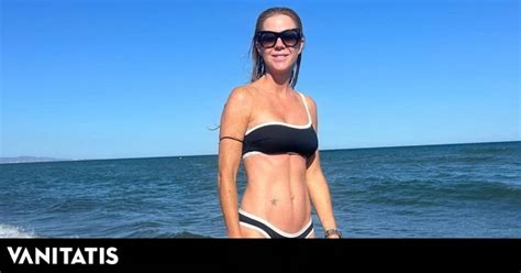 El look de playa ideal de Amelia Bono bikini asimétrico y blusa boho