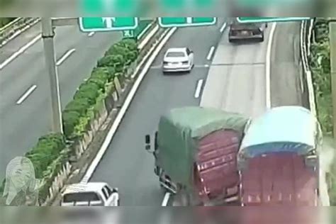 监控：高速上大货车制动失效 失控撞翻轻型货车 制动 轻型 货车