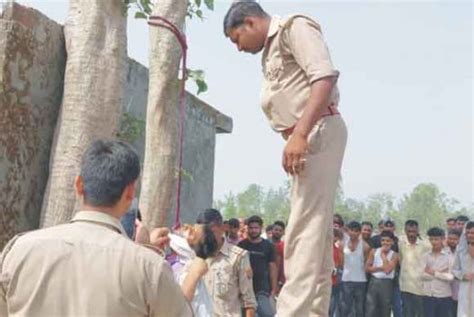 पेड़ से लटका मिला वनकर्मी का शव