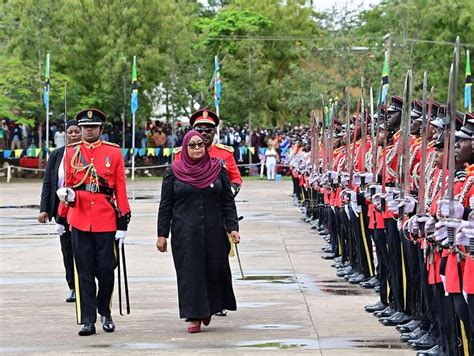 Rais Samia Atunuku Kamisheni Kwa Maafisa Wanafunzi Shahada Ya Kijeshi