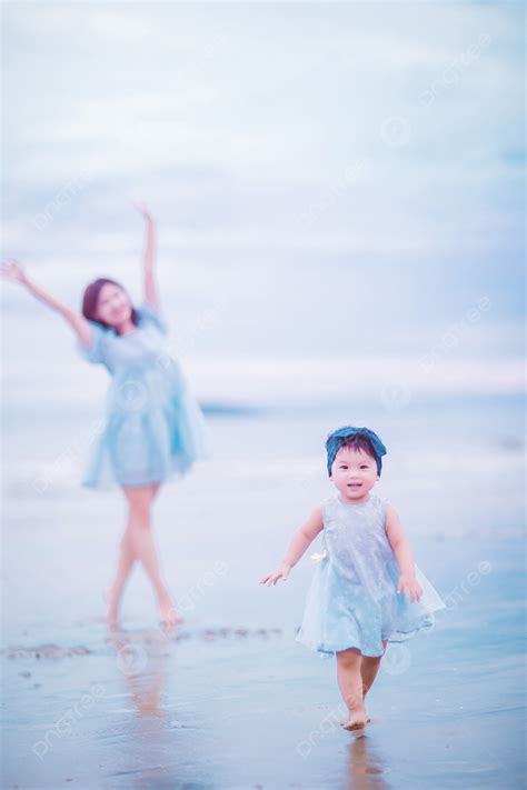 Background Foto Ibu Dan Anak Berjalan Di Pantai Pada Siang Hari