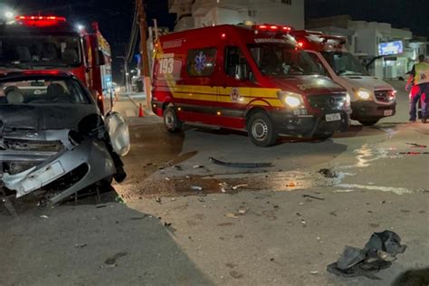 TIJUCAS Motorista avança sinal vermelho e causa grave acidente