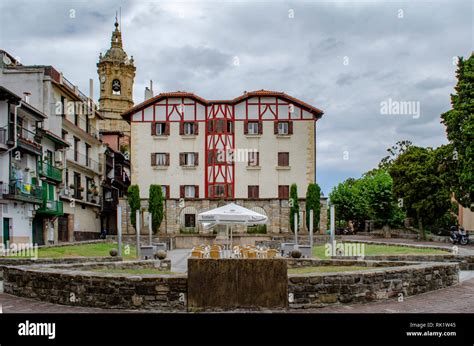 Traditional architecture hondarribia fotografías e imágenes de alta