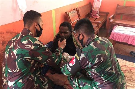 Satgas TNI Yonif 611 Awl Obati Warga Sakit Malaria Di Perbatasan RI PNG