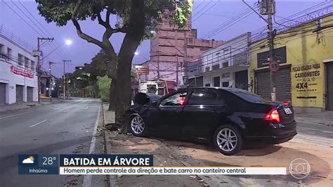 Motorista perde controle da direção e bate carro em canteiro central