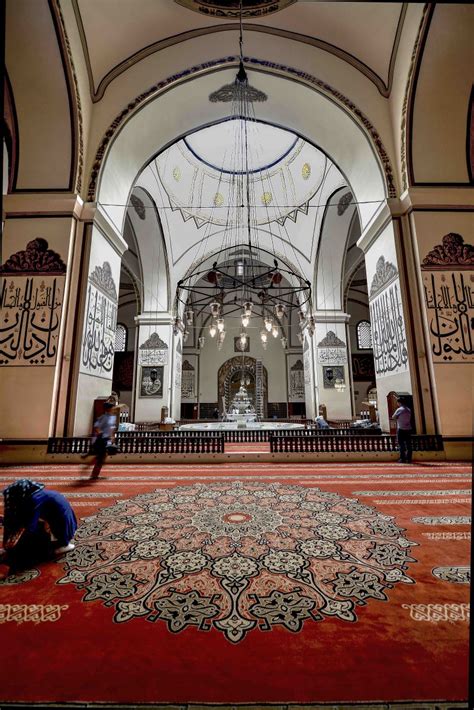 Cami avlusunda üç şadırvan bulunmaktadır Cami içerisindeki şadırvanın