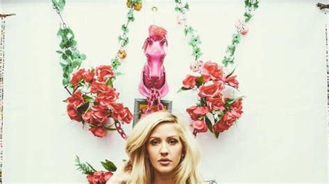 Ellie Goulding szexi dekoltázst villantott Life