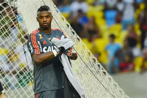 Sampaio Contrata Goleiro Felipe Ex Flamengo E Corinthians Aos 39 Anos