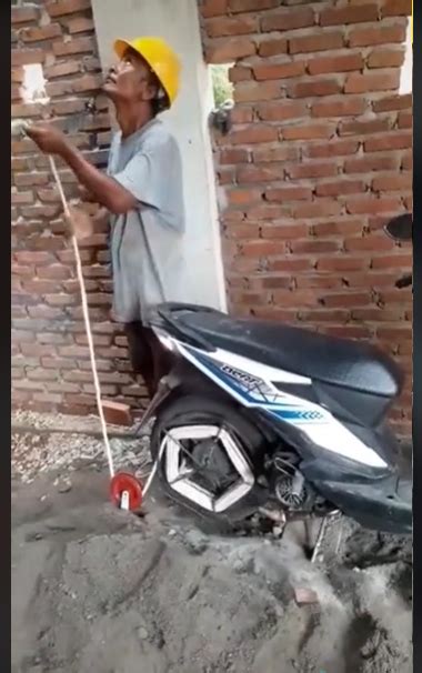 Kreatif Kuli Bangunan Ini Angkut Batu Bata Pakai Motor Bikin Geleng