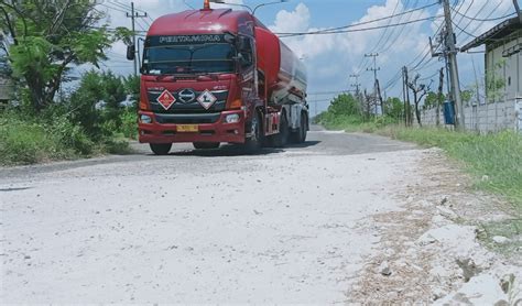 Jalan Rusak Akibat Kendaraan Pertamina Warga Tasikharjo Tuban