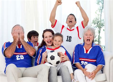 Familia Viendo Un Partido De F Tbol En Televisi N Foto Premium