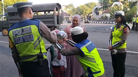 Bagikan Helm Gratis Sat Lantas Polres Kudus Upayakan Tekan Angka