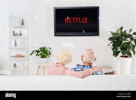 Family watching netflix together hi-res stock photography and images - Alamy