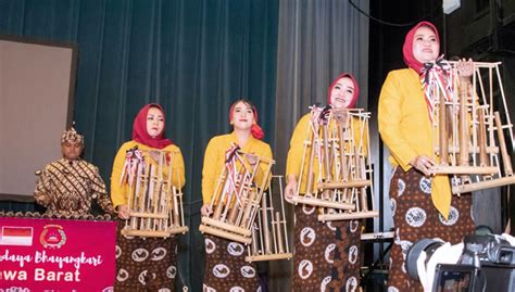 The Mesmerizing Angklung Performance And Batik Fashion Show Times