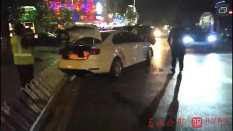 无牌越野车滇池路旁酒吧街深夜连撞7车！车上多人弃车逃跑 搜狐汽车 搜狐网