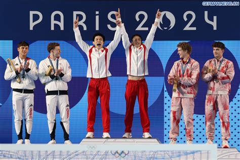 Lian Junjie Und Yang Hao Aus China Holen Gold Im 10m Synchronspringen