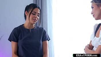 La pequeña masajista le da un masaje especial a una milf y le da sexo oral La rubia de tetas