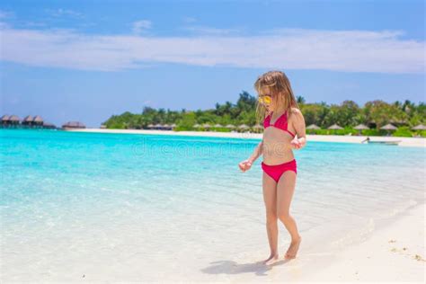 Menina Ador Vel Na Praia Durante O Ver O Imagem De Stock Imagem De