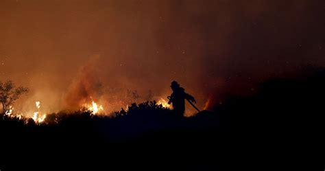 South Africa: Fire fighters in battle of blaze on slopes of mountain ...