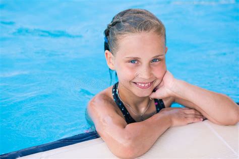 Petite Fille Mignonne Dans La Piscine Photo Stock Image Du Vacances