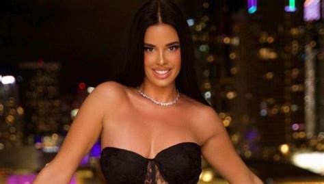 Así es Ivana Knoll la sensual aficionada croata que desafía las reglas