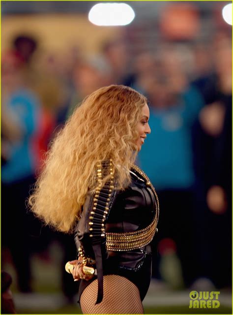 Beyonce Almost Falls During Super Bowl Performace, Makes It Look ...