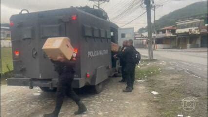 Vídeo PMs fazem transporte de urnas eletrônicas para locais de votação