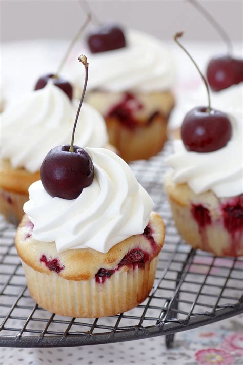 Vanilla Cupcakes With Mascarpone Cream And Berries Lil Cookie