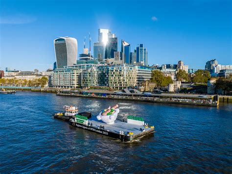 Maxi Mortaio Sul Tamigi Per Promuovere Il Pesto A Londra Foto