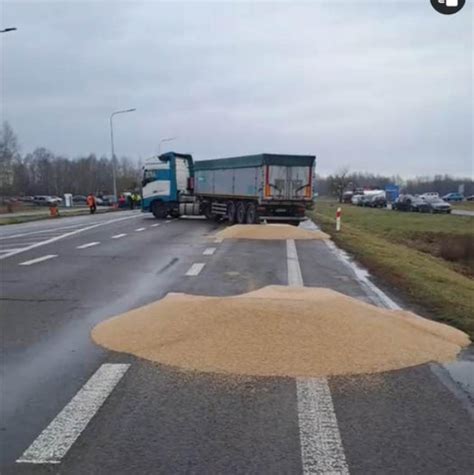 Rolnicy Na Granicy W Dorohusku Wysypuj Ukrai Skie Zbo E Wykop Pl