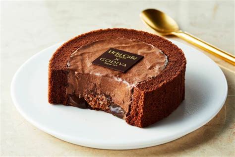 贅沢な大人の味！ローソン「uchi Café Sweets×godiva ショコラロールケーキ」